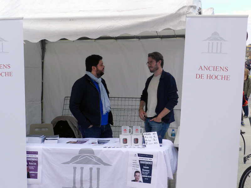 lassociation-des-anciens-de-hoche-sur-son-stand-le-5-septembre-2015-au-forum-des-associations-de-la-ville-de-versailles-2