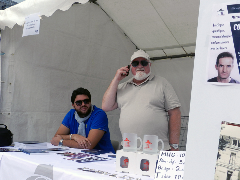 lassociation-des-anciens-de-hoche-sur-son-stand-le-5-septembre-2015-au-forum-des-associations-de-la-ville-de-versailles-3