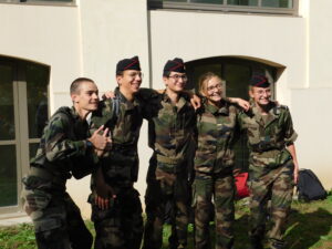 Un groupe d'étudiants et étudiantes d'école militaire en treillis
