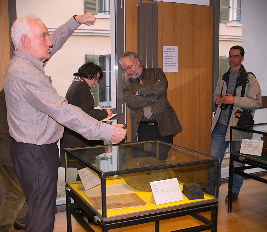 Une personne dans un lieu d'exposition d'objets scientifiques