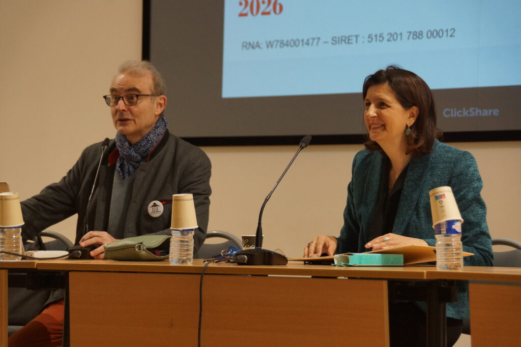 Deux personnes tenant une conférence